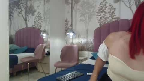 Snapshot of corineray chatting on 09.12.25 corineray online show from 09.12.25
