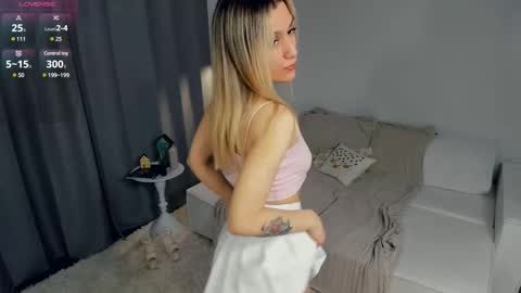 Snapshot of crazy_selfi chatting on 02.22.25 Emma online show from 02.22.25