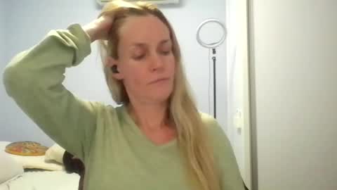 Snapshot of crazyanny chatting on 06.17.26 Anny online show from 06.17.26