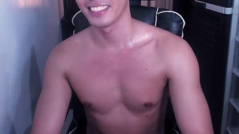 Snapshot of crazyasiancum chatting on 11.03.25 Zion online show from 11.03.25