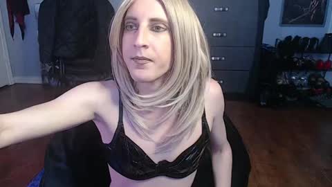 Snapshot of creamy_lust chatting on 02.26.25 Sylvia online show from 02.26.25