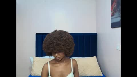 Snapshot of creamybabee chatting on 12.21.25 queen online show from 12.21.25