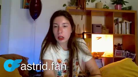 Snapshot of cringebutcute chatting on 09.11.25 Astrid online show from 09.11.25
