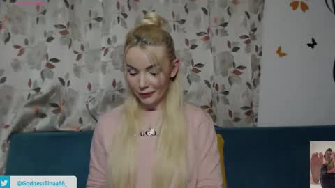 Snapshot of cris_tinne chatting on 09.30.25 cris_tinne online show from 09.30.25