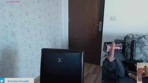 Snapshot of cris_tinne chatting on 10.28.25 cris_tinne online show from 10.28.25