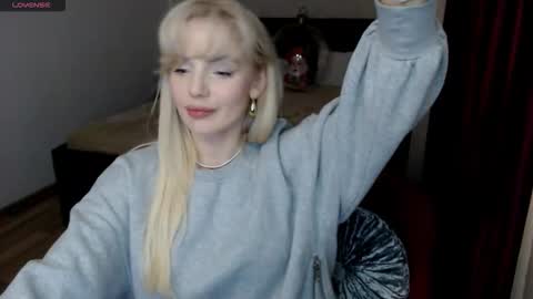 Snapshot of cris_tinne chatting on 12.18.25 cris_tinne online show from 12.18.25