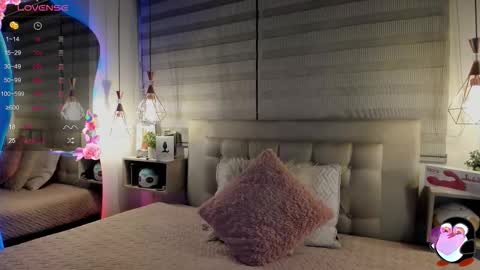 Snapshot of cristal__hot_1 chatting on 11.19.25 Cristal online show from 11.19.25