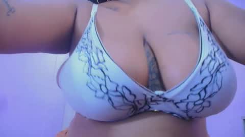 Snapshot of cristal_hott01 chatting on 10.05.25 Cristal online show from 10.05.25