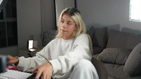 Laura online show from 04.12.26