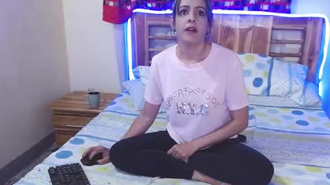 Snapshot of cristall_dulce_ chatting on 12.19.24 cristall online show from 12.19.24