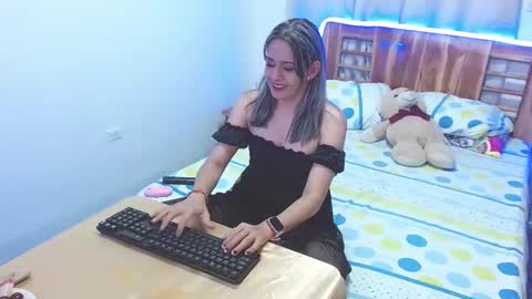 Snapshot of cristall_dulce_ chatting on 12.31.24 cristall online show from 12.31.24