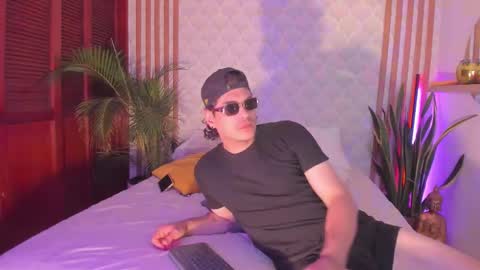 Snapshot of cristianblaze_pamelareal chatting on 11.19.25 Cris Pame online show from 11.19.25