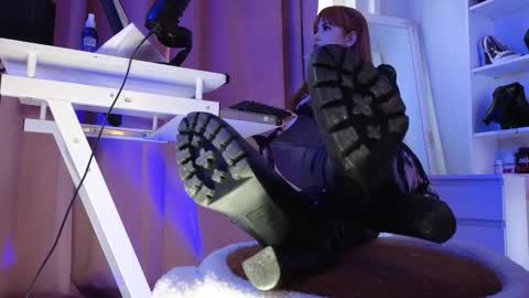 Snapshot of cruel_siren chatting on 12.14.25 Cruel Siren online show from 12.14.25