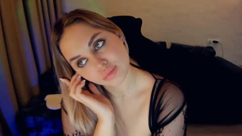 Snapshot of crystalemily chatting on 12.17.24 crystalemily online show from 12.17.24