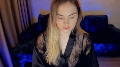 Snapshot of crystalemily chatting on 01.08.25 crystalemily online show from 01.08.25