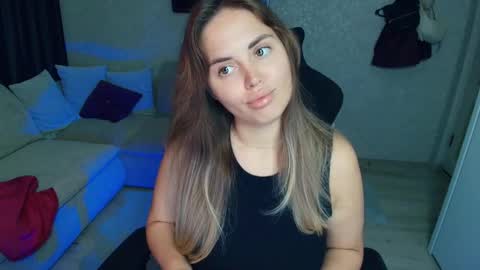 Snapshot of crystalemily chatting on 10.07.25 crystalemily online show from 10.07.25