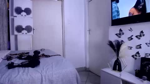 Snapshot of crystaljes chatting on 11.13.25 crystaljes online show from 11.13.25