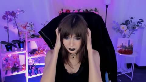 Snapshot of crystallbloom chatting on 12.16.25 crystallbloom online show from 12.16.25