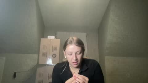 Snapshot of crystallee170 chatting on 10.25.25 CrystalBabyy online show from 10.25.25