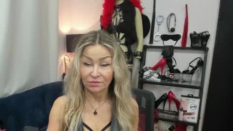 CrystalHotty online show from 12.19.25