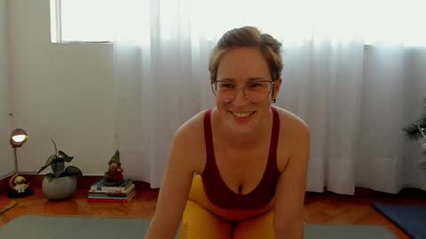 Snapshot of cuddlingbunnny chatting on 12.09.24 Leonela online show from 12.09.24