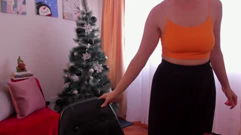 Snapshot of cuddlingbunnny chatting on 12.17.24 Leonela online show from 12.17.24