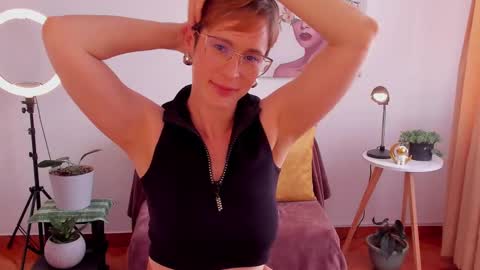 Snapshot of cuddlingbunnny chatting on 02.28.25 Leonela online show from 02.28.25