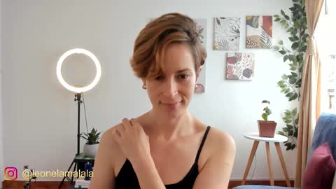 Snapshot of cuddlingbunnny chatting on 09.12.25 Leonela online show from 09.12.25
