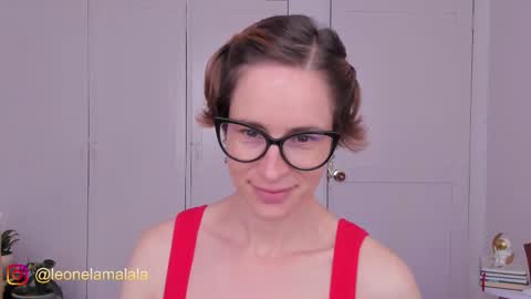 Snapshot of cuddlingbunnny chatting on 10.14.25 Leonela online show from 10.14.25
