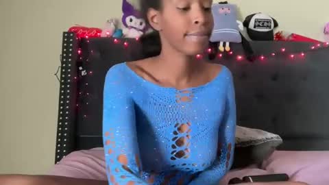 Snapshot of cum2charmxx chatting on 10.04.25 cum2charmxx online show from 10.04.25