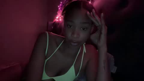 Snapshot of cum2charmxx chatting on 10.08.25 cum2charmxx online show from 10.08.25