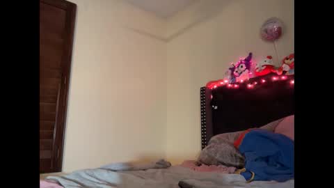 Snapshot of cum2charmxx chatting on 10.12.25 cum2charmxx online show from 10.12.25