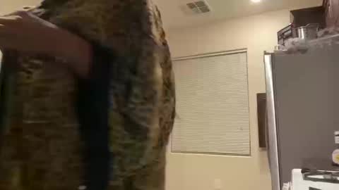 Snapshot of cum2charmxx chatting on 10.13.25 cum2charmxx online show from 10.13.25