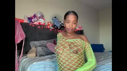 Snapshot of cum2charmxx chatting on 10.19.25 cum2charmxx online show from 10.19.25