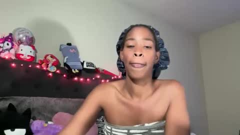 Snapshot of cum2charmxx chatting on 10.22.25 cum2charmxx online show from 10.22.25