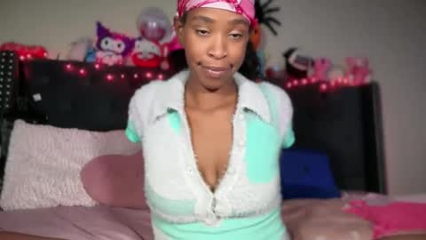 Snapshot of cum2charmxx chatting on 10.28.25 cum2charmxx online show from 10.28.25