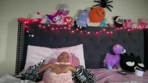 Snapshot of cum2charmxx chatting on 10.31.25 cum2charmxx online show from 10.31.25