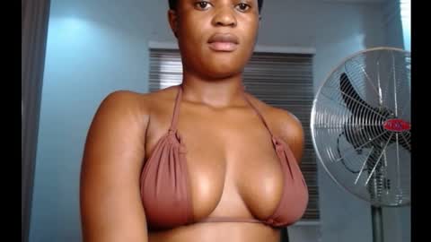 Snapshot of cum_ebony_petitxx chatting on 09.12.25 cath online show from 09.12.25