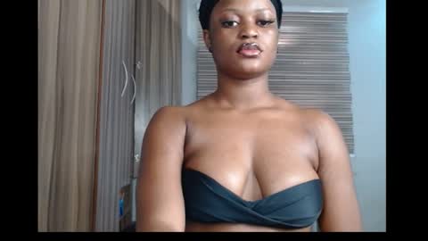 Snapshot of cum_ebony_petitxx chatting on 10.13.25 cath online show from 10.13.25