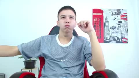 Snapshot of cumandres chatting on 10.18.25 cumandres online show from 10.18.25