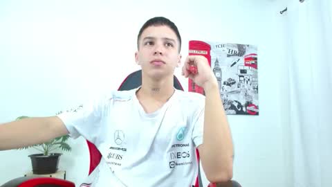 Snapshot of cumandres chatting on 10.28.25 cumandres online show from 10.28.25