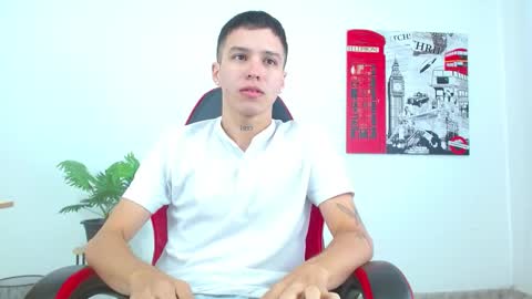 Snapshot of cumandres chatting on 10.29.25 cumandres online show from 10.29.25