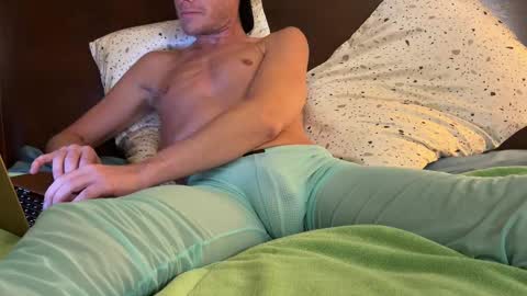 Snapshot of cumwatchmenut chatting on 10.08.25 cumwatchmenut online show from 10.08.25