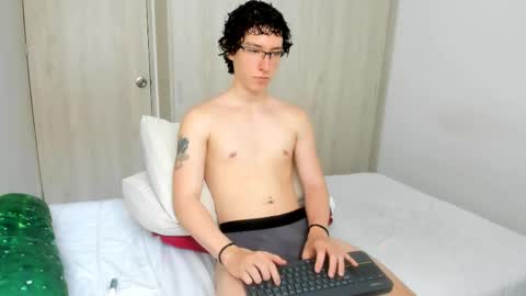 Snapshot of curlyytwink chatting on 06.05.26 Noah online show from 06.05.26