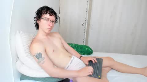 Snapshot of curlyytwink chatting on 07.01.26 Noah online show from 07.01.26