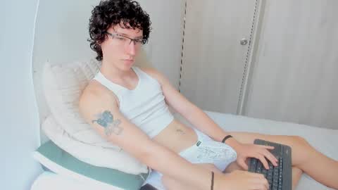Snapshot of curlyytwink chatting on 07.27.26 Noah online show from 07.27.26