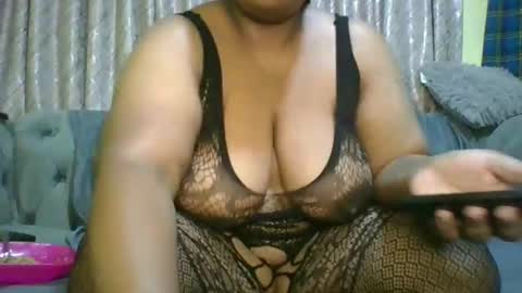 Snapshot of curvy_essie chatting on 02.01.25 Essie online show from 02.01.25