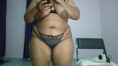 Snapshot of curvy_essie chatting on 02.10.25 Essie online show from 02.10.25