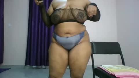 Snapshot of curvy_essie chatting on 02.12.25 Essie online show from 02.12.25