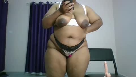 Snapshot of curvy_essie chatting on 02.21.25 Essie online show from 02.21.25